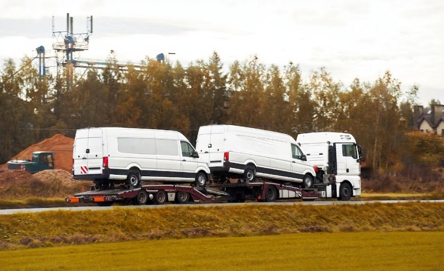 Arbetare sorterar paket